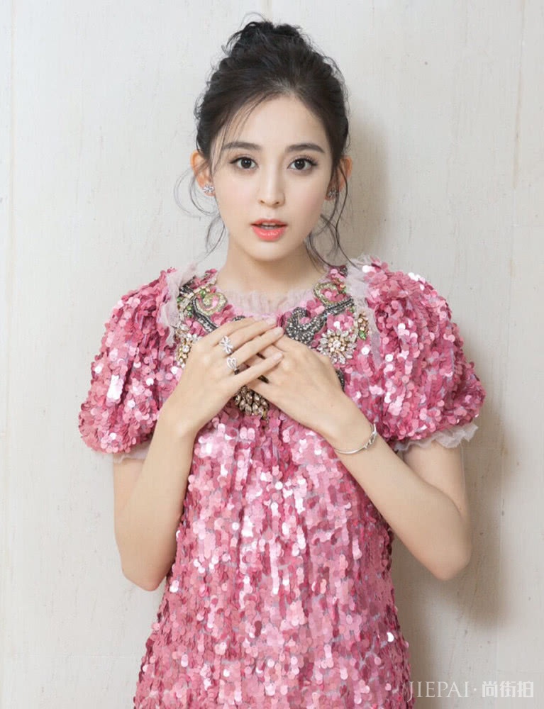 古力娜扎工装裤英姿飒爽，可盐可甜