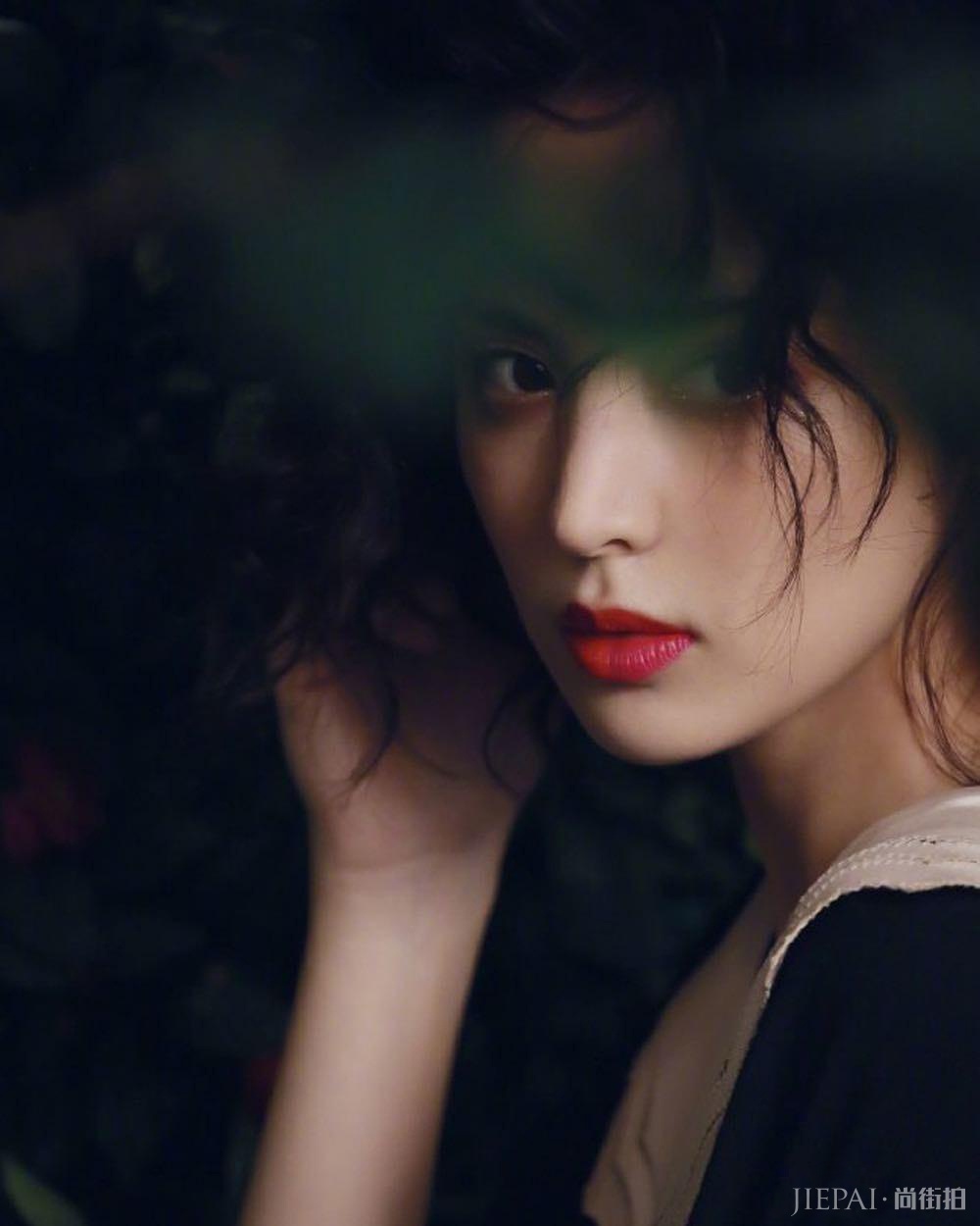 古力娜扎美目流盼演绎中世纪高级感