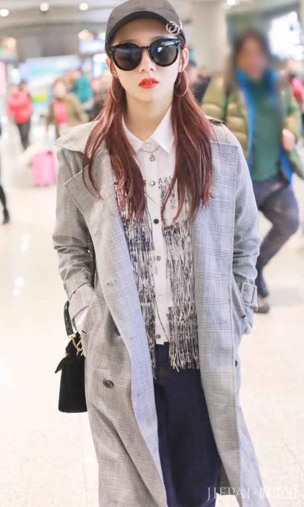 孟美岐穿双排扣格纹大衣配直筒牛仔裤,戴墨镜气场十足