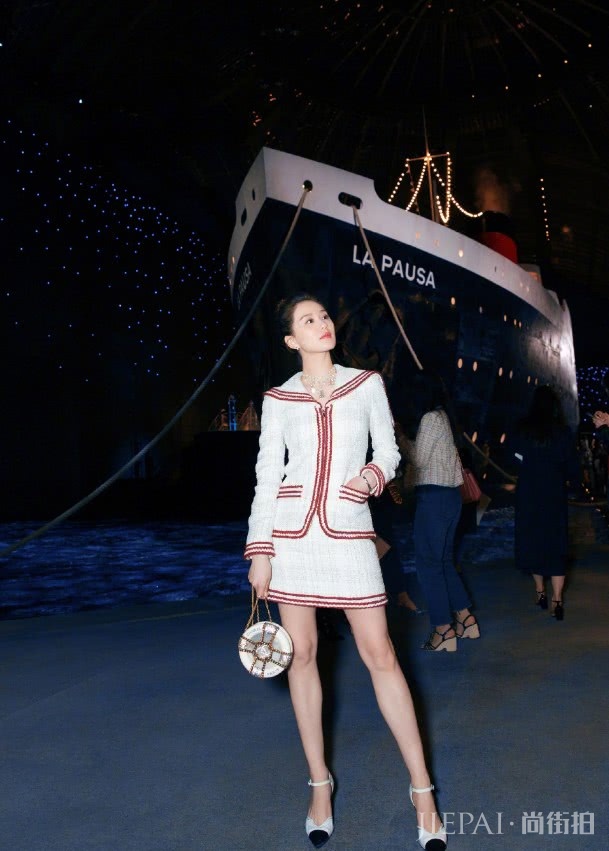 刘诗诗衬衫配A字裙,优雅的本人!