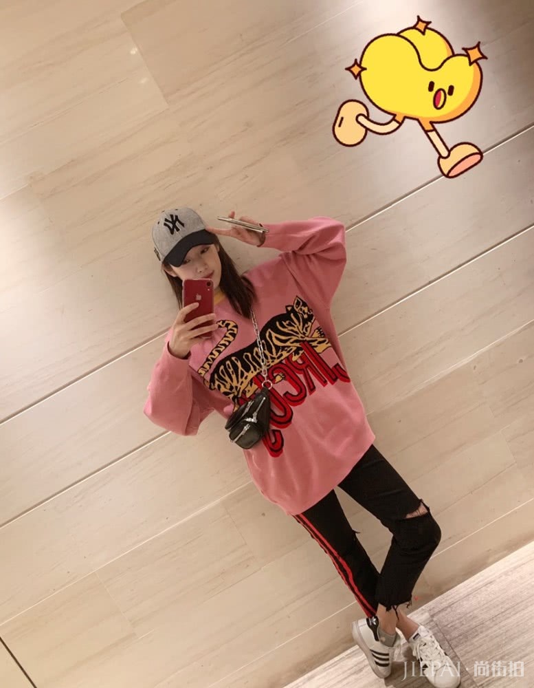 王双的私服穿搭居然这么好看,绿色毛衣时尚又清新