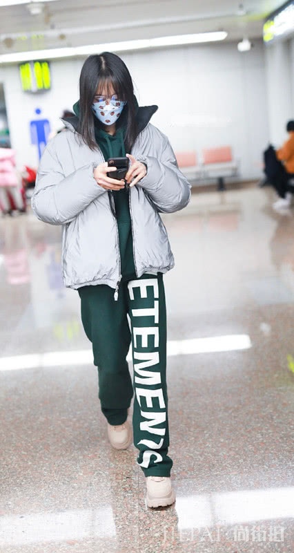郑爽机场街拍 换了新发型,穿卫衣搭配棉外套依然仙气十足