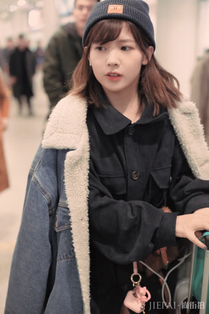153cm的赖美云羊羔毛大衣披身上，霸气御姐范十足
