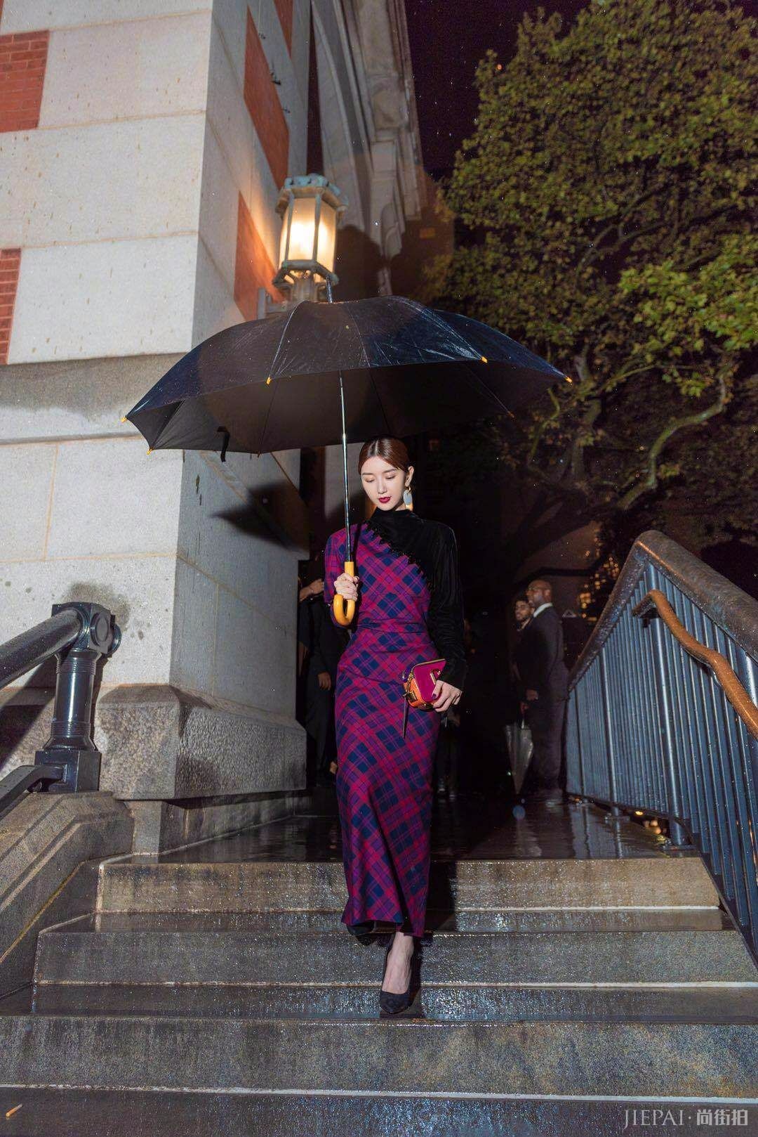 毛晓彤泰迪熊大衣穿成柯基腿！