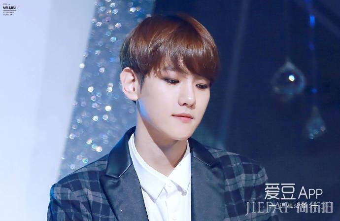 伯贤能完美驾驭任何发色，撩人而不自知！