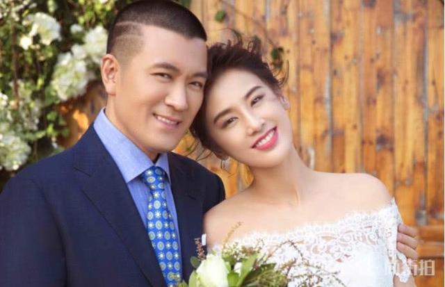 黄圣依身穿粉色大衣搭配白色卫衣,超减龄!