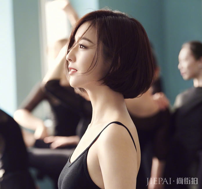 佟丽娅变黑孔雀单靠背影就让人移不开目光