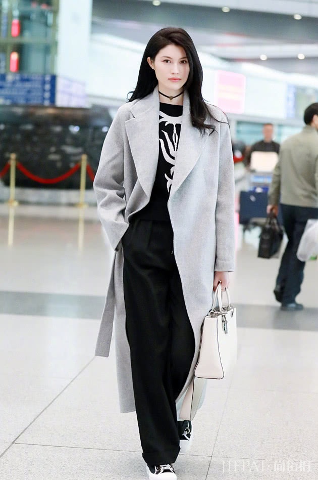 灰色大衣自带高级感的东方美,谁穿谁美