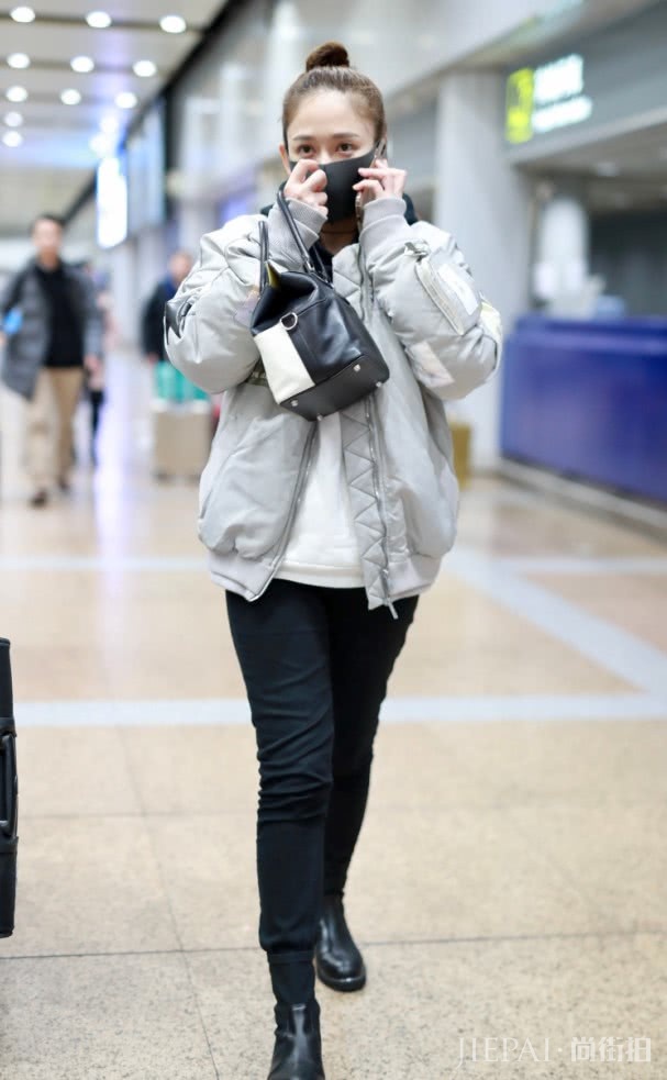 陈乔恩将裤子塞进鞋子里,保暖又个性