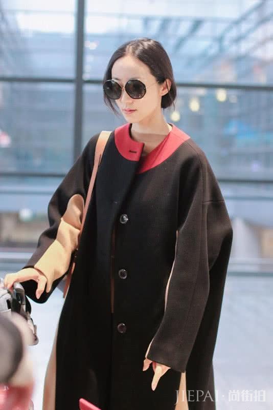 韩雪穿拼色大衣配驼色套头衫,高瘦女生这样穿显高级!