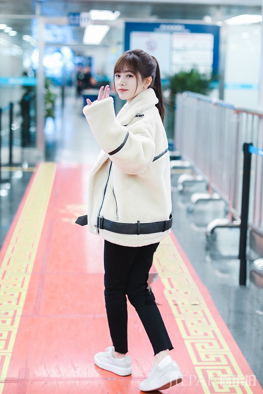 鞠婧炜短绒夹克+球鞋倒不错,柔美娇小