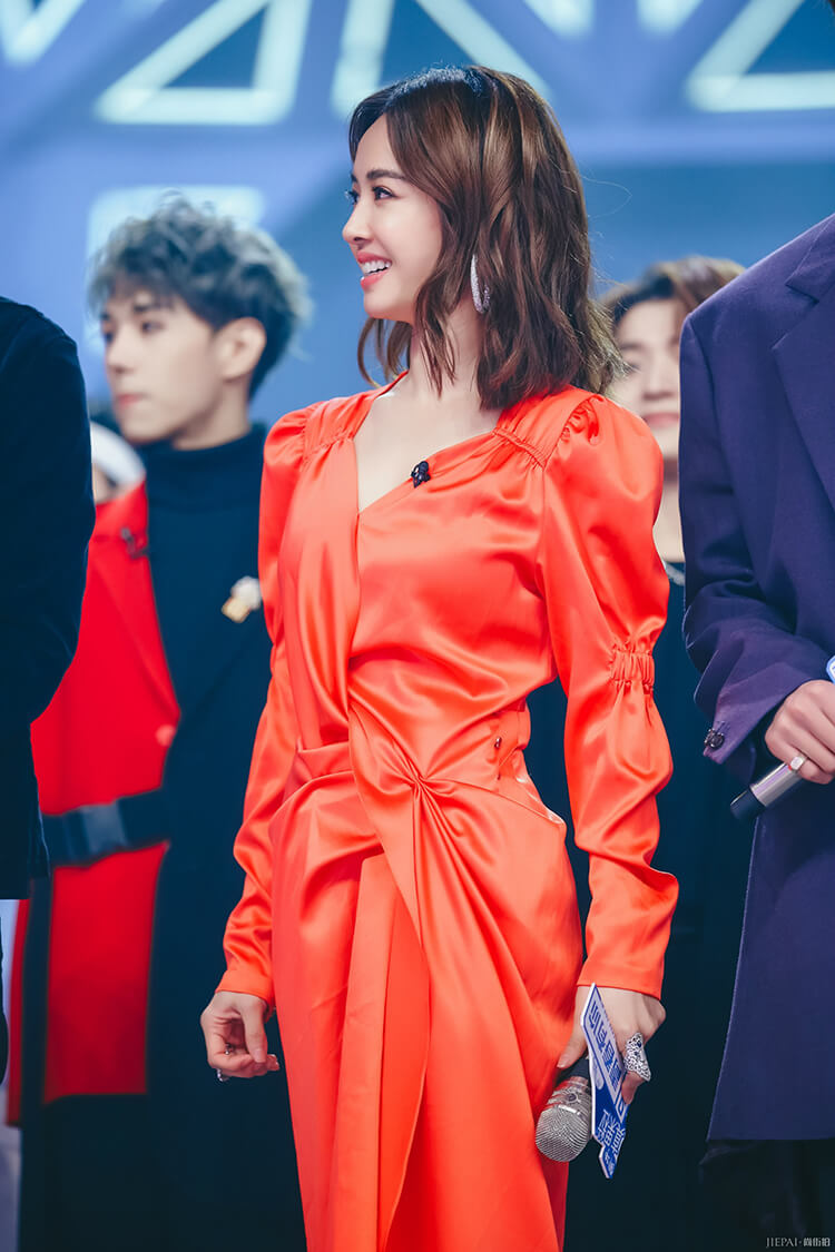 蔡依林穿真丝缎面连衣裙,少女感满满!