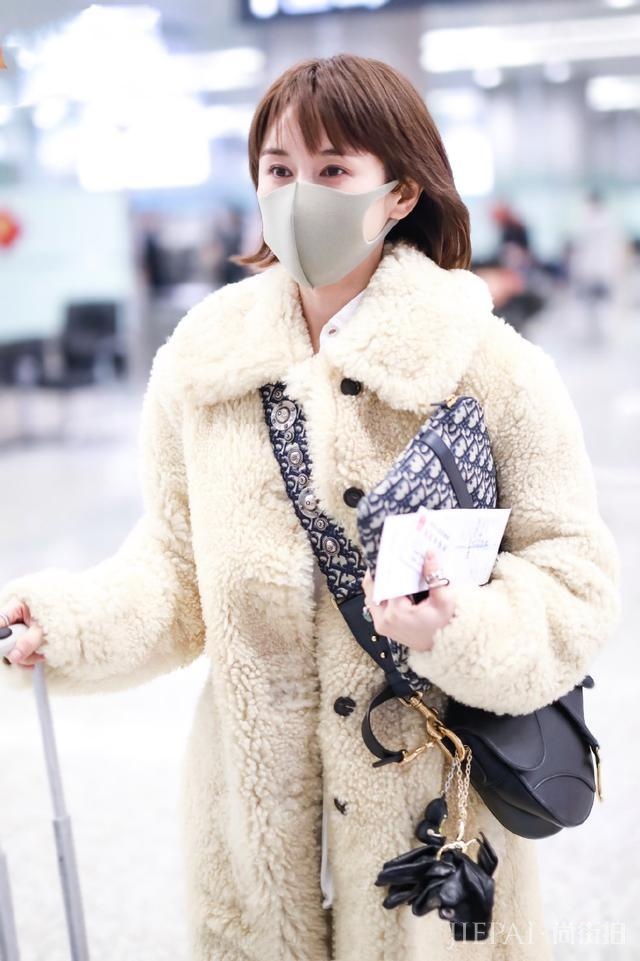 王子文又穿这双补丁长筒靴，换个搭配也太显矮了，未修图一米三？