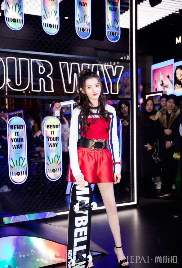 宋祖儿居然穿双“蚊香鞋”出门,意外显优雅!