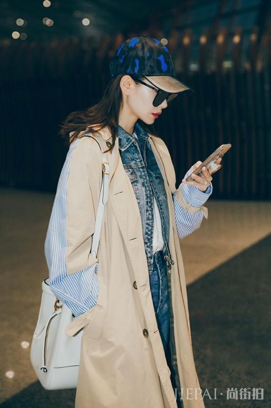戚薇穿拼接款风衣够时髦了,还要叠穿牛仔衣凹造型!
