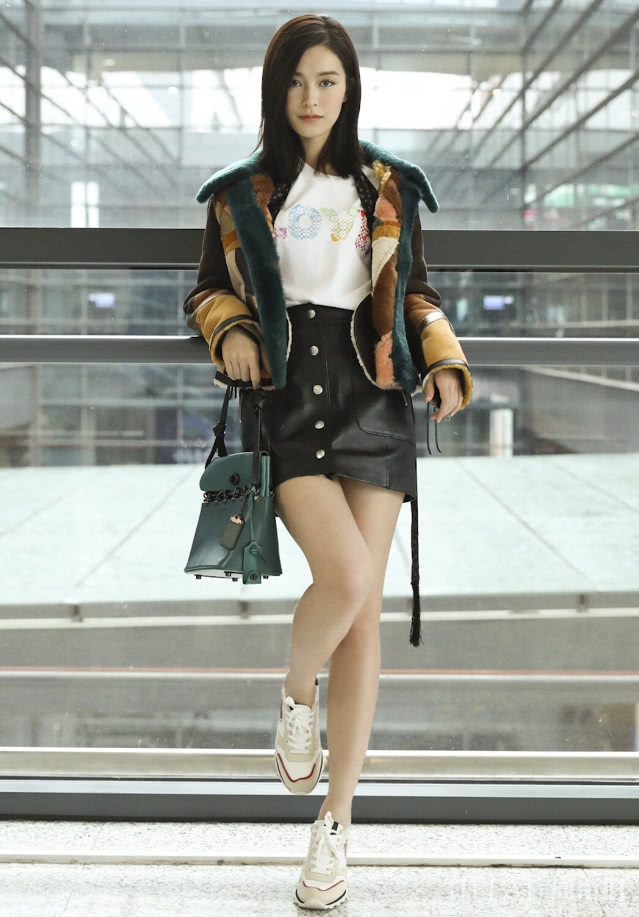 文咏珊穿小白裙，原来亮点全在身后！