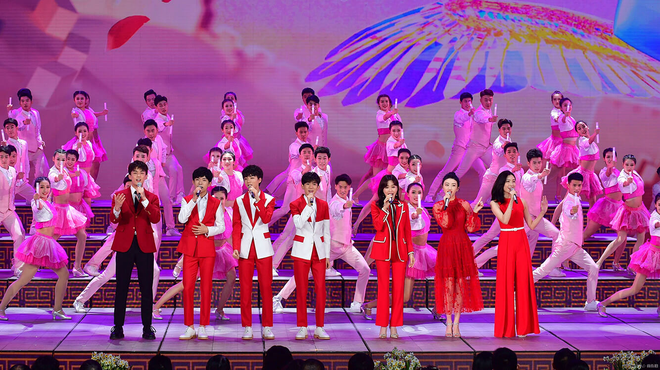 景甜大地色套装帅气又迷人，时装周头排看秀！