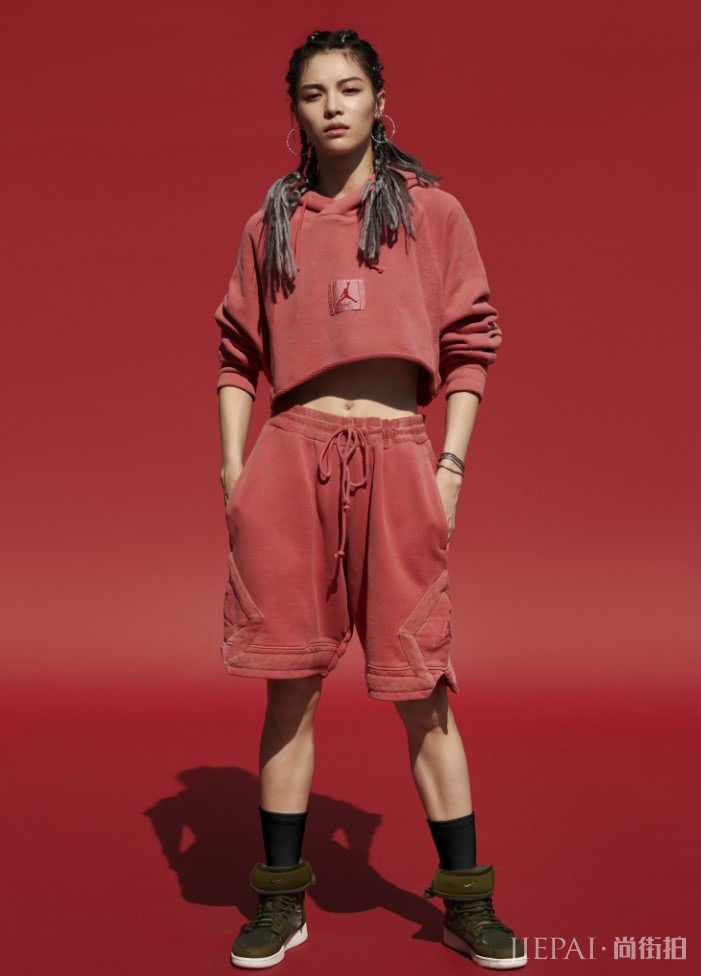 钟楚曦一双鞋子非常别致的鞋子