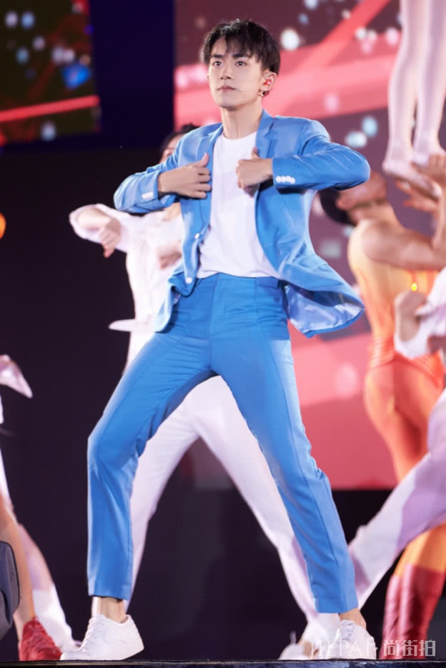 易烊千玺最适合穿“火焰西装”，帅出新高度！