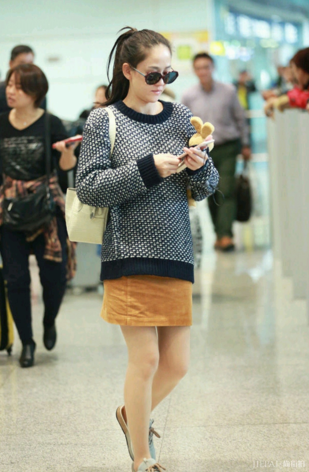 陈乔恩丸子头卫衣配长裙，美得让人移不开眼！