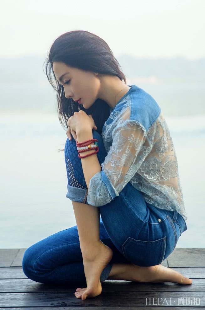 陈数透视衫+牛仔裤,轻松减龄可不止10岁