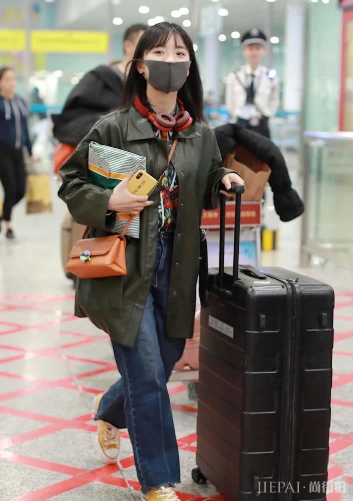 沈月机场街拍 穿绿色皮衣配宽松牛仔裤时尚又前卫