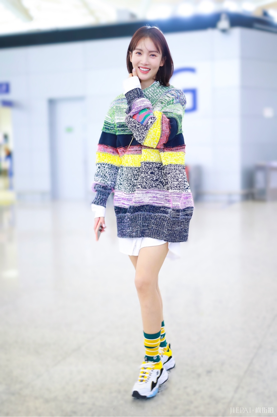 金晨一件毛衣就娇俏如18岁,好衣品太低调!