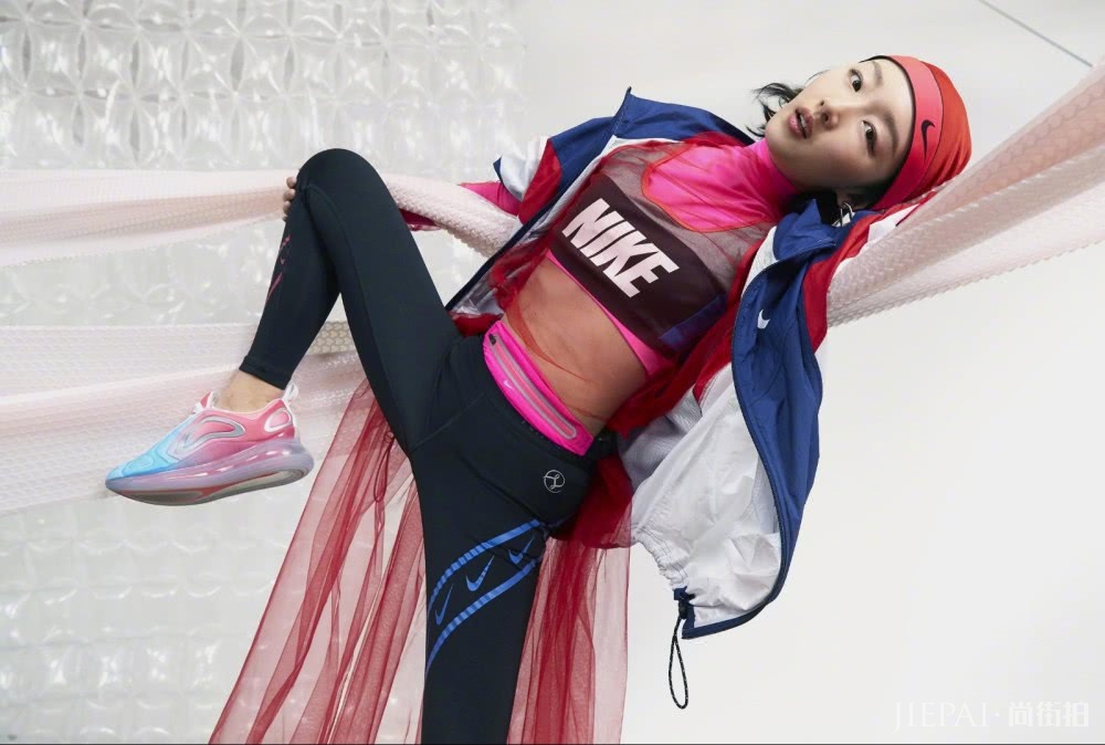 周冬雨外套配健身裤,秀一字马惊艳众人