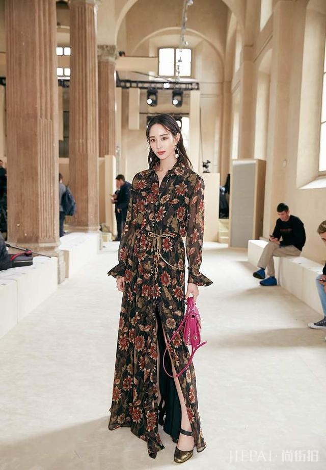 张钧甯一袭碎花裙亮相时装周!
