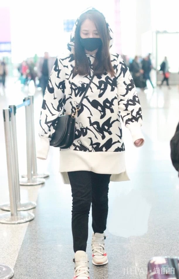 陈乔恩将裤子塞进鞋子里,保暖又个性