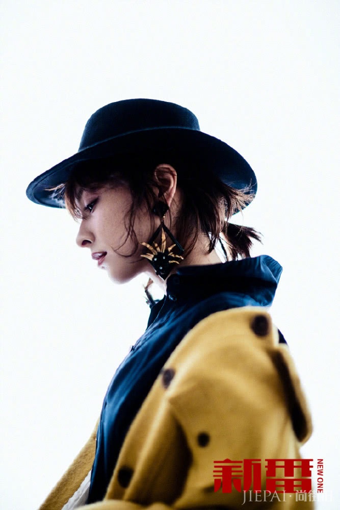 吴昕穿毛衣配夹子发饰，少女感十足