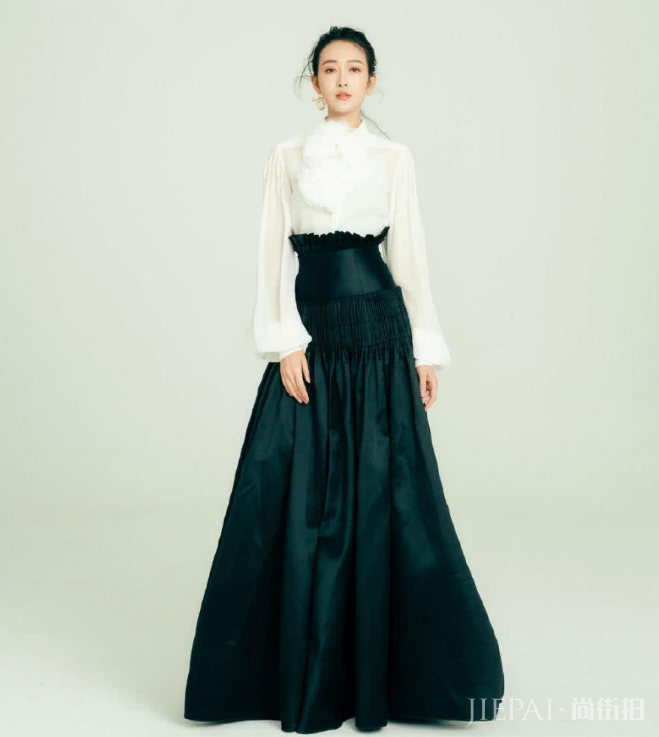 王鸥穿着白纱青纱衬衣，显得十分优雅