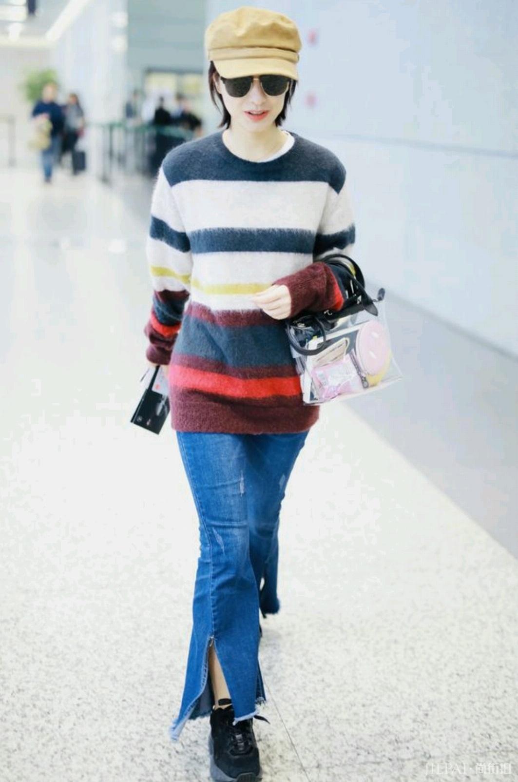 吴昕机场秀穿开叉微喇牛仔裤,终于不再低调!