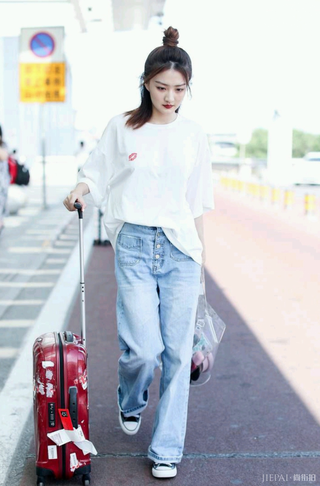 徐璐卫衣配牛仔裙一点不扮嫩,气质还挺好!