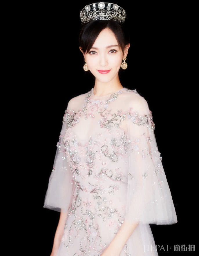 唐嫣变身女王范，很霸气