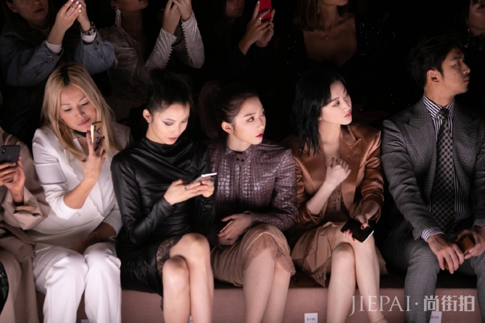 孟美岐亮相纽约时装周秀场 刚柔并济又甜又酷