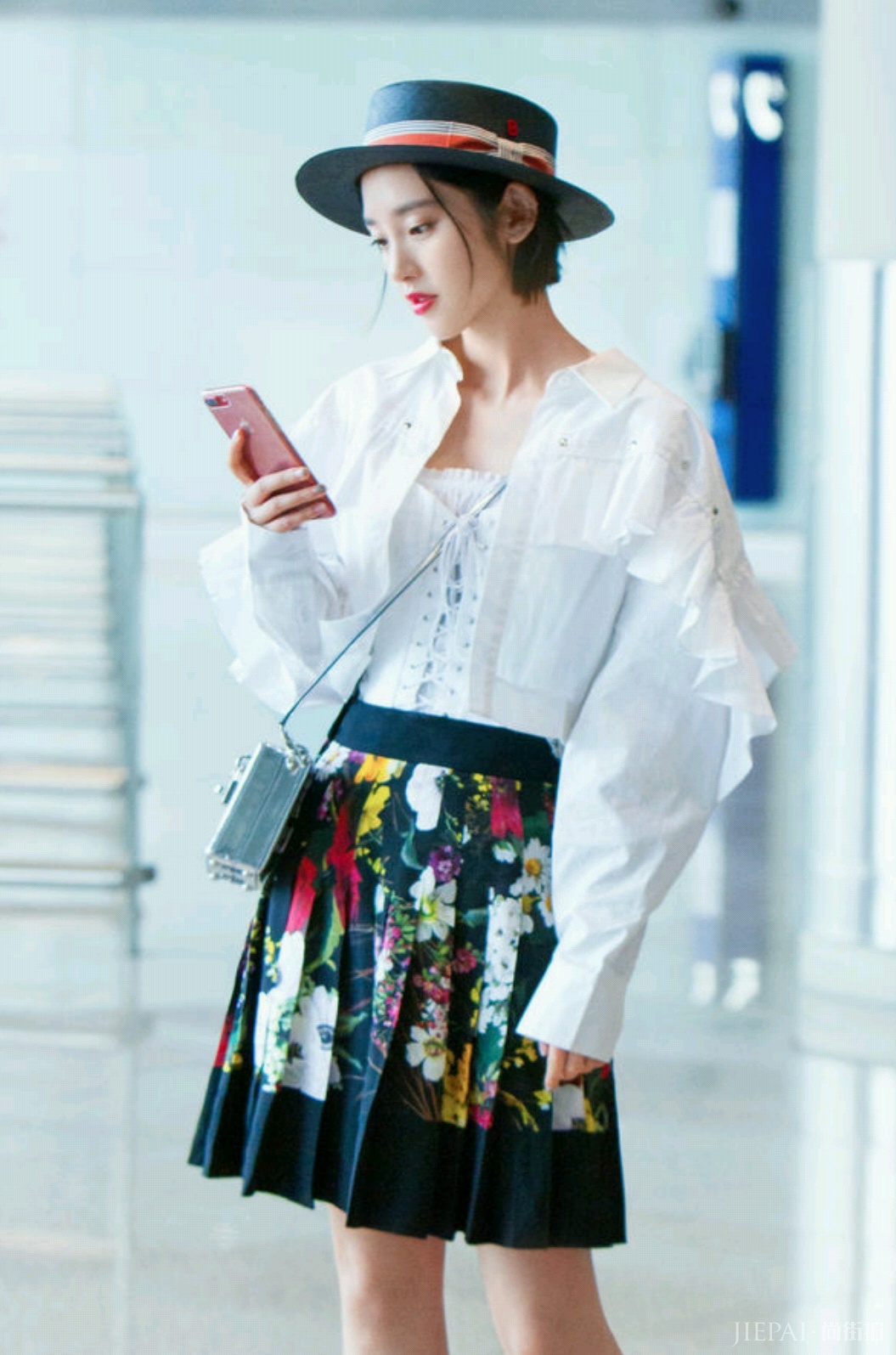 唐艺昕高调现身机场，穿白外套配百褶裙，太惊艳了！