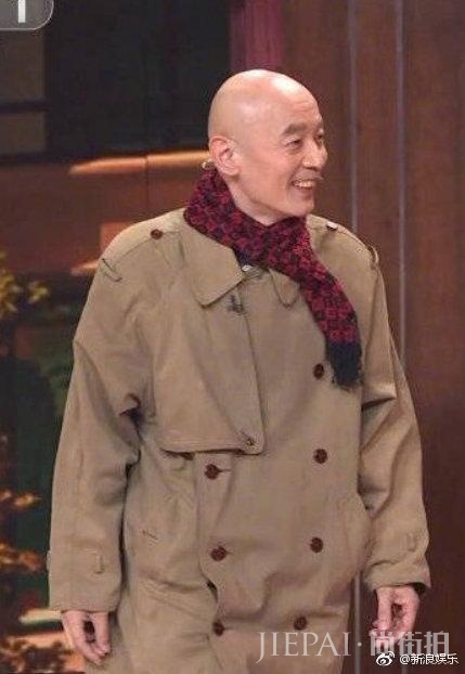 葛优大爷时尚嗅觉灵敏 长款风衣今年会火