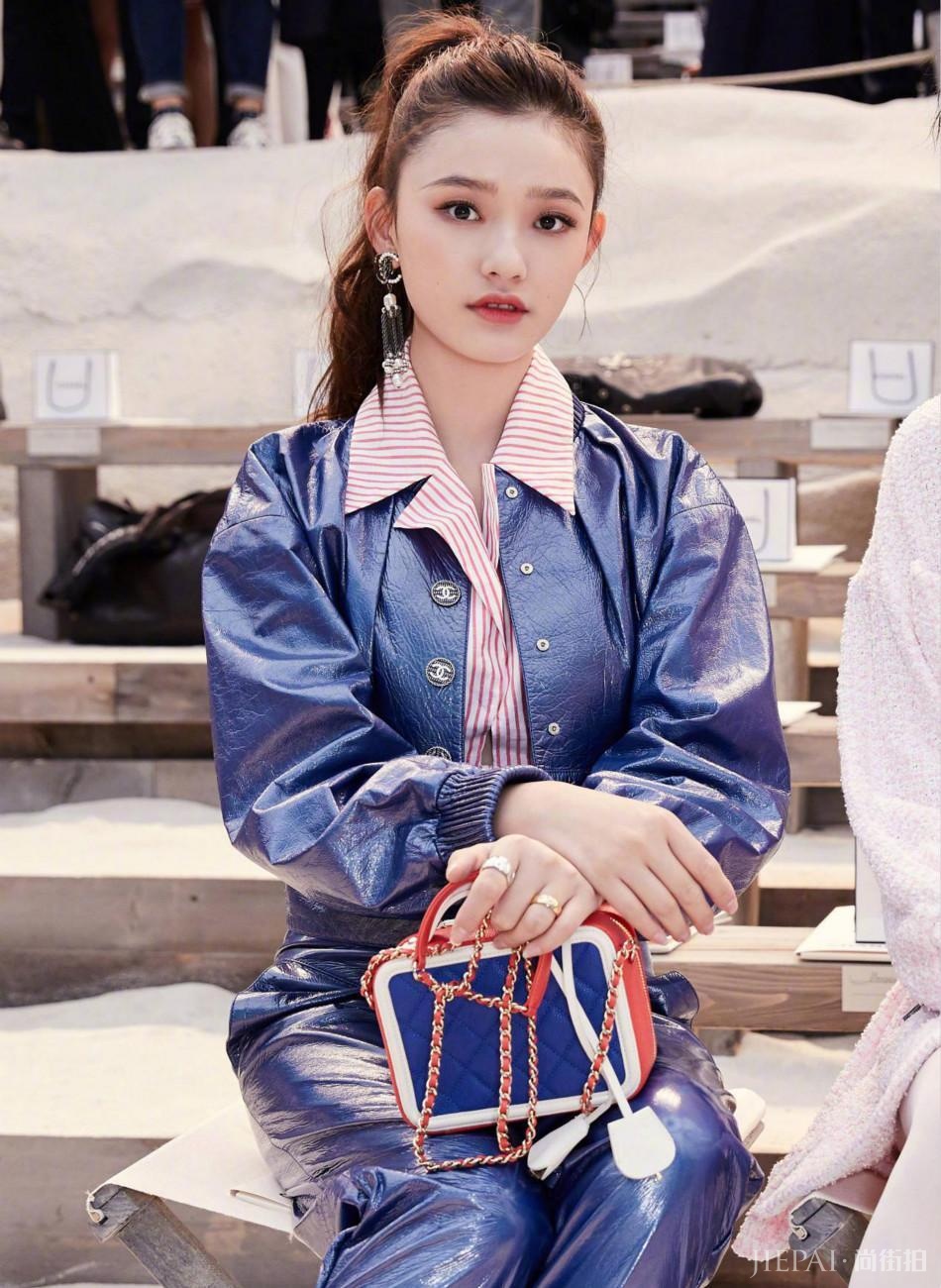 林允各种色彩搭配时髦又靓丽,腿长腰细少女感十足!