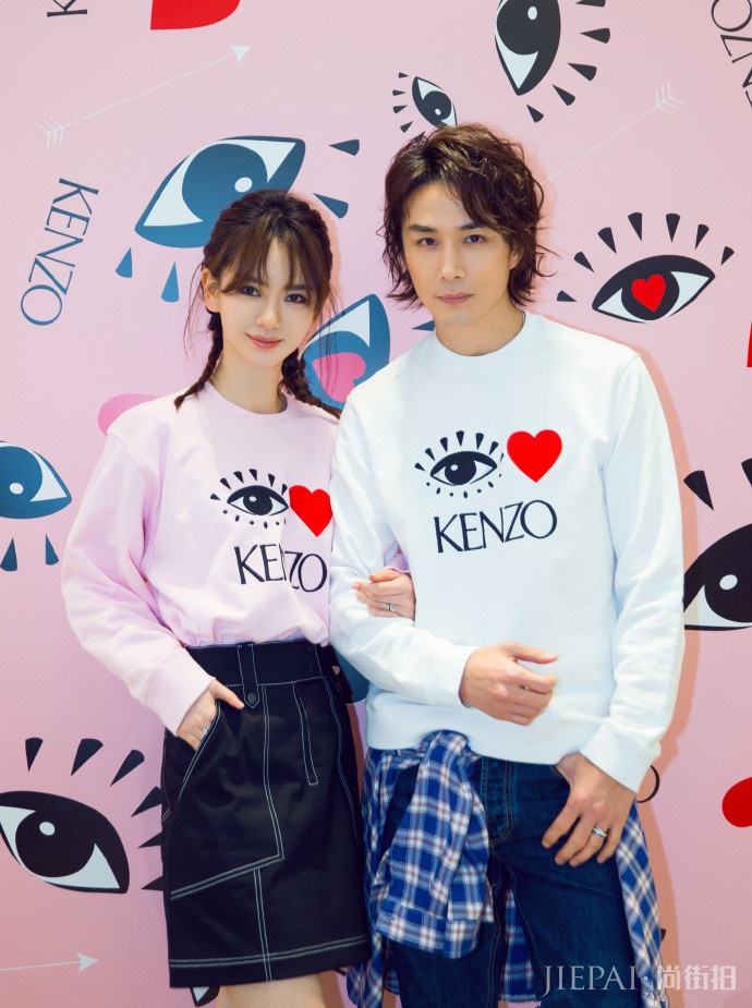 戚薇扎双麻花辫嫩得像高中生，新造型曝光！