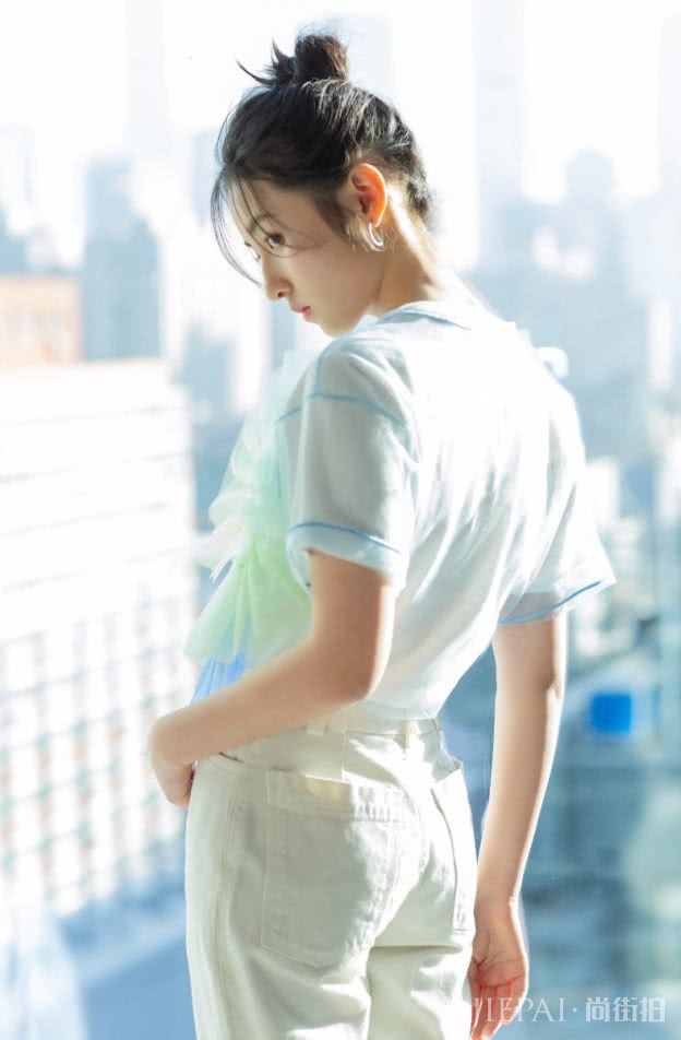 张子枫衣服上贴了个大“沐浴球”，却更加的洋气可人