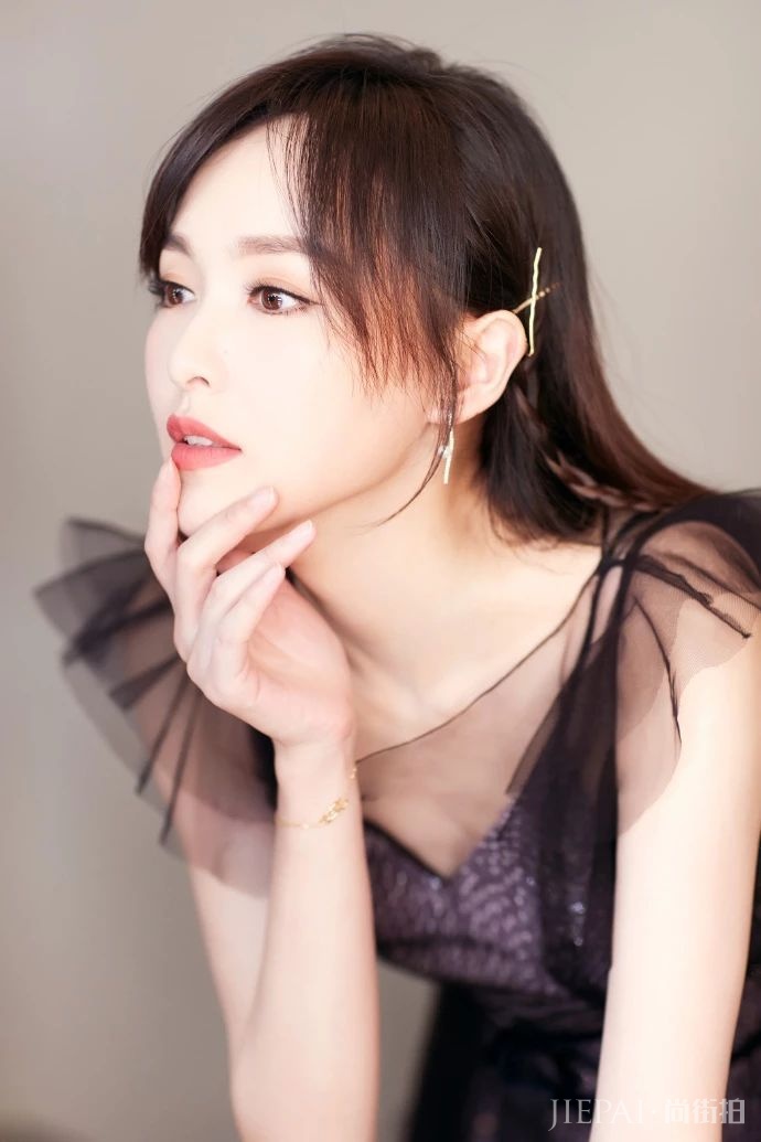 唐嫣薄纱亮片裙已经够夺目了,还上演美颜暴击