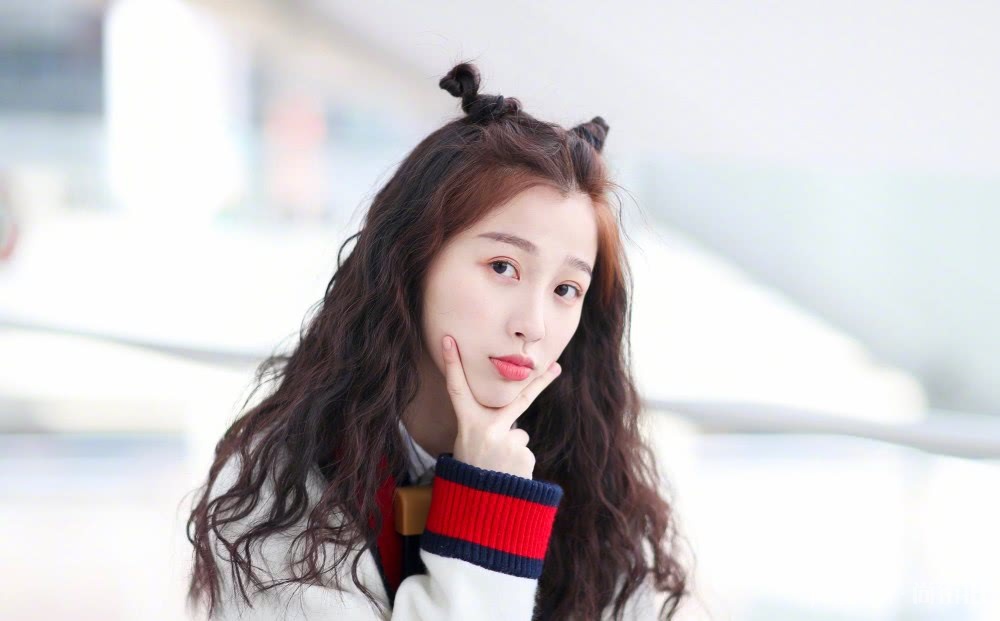 虞书欣在《我的奇妙男友2》里可爱俏皮,私服穿搭也时髦好看