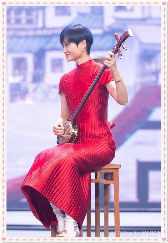 李宇春红裙配白靴妖娆妩媚!