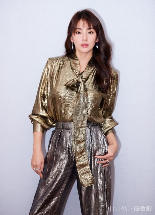 张雨绮穿超长裤现身，把鞋子包裹住显高十厘米