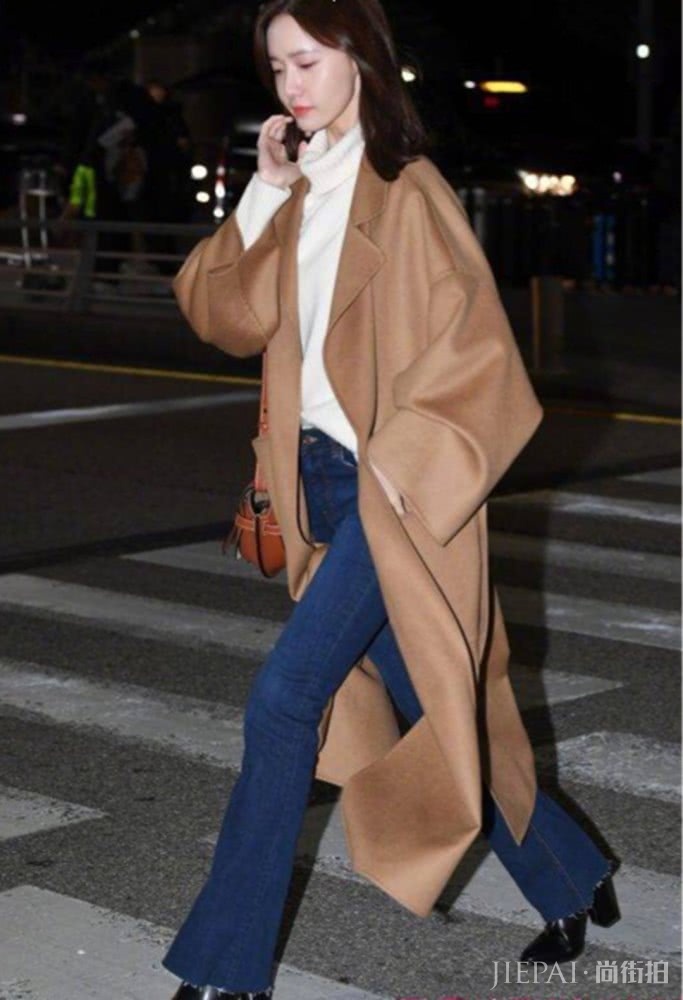 林允儿军绿风衣低调现身，红唇白肤漂亮迷人