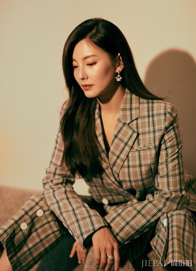 张雨绮穿超长裤现身，把鞋子包裹住显高十厘米