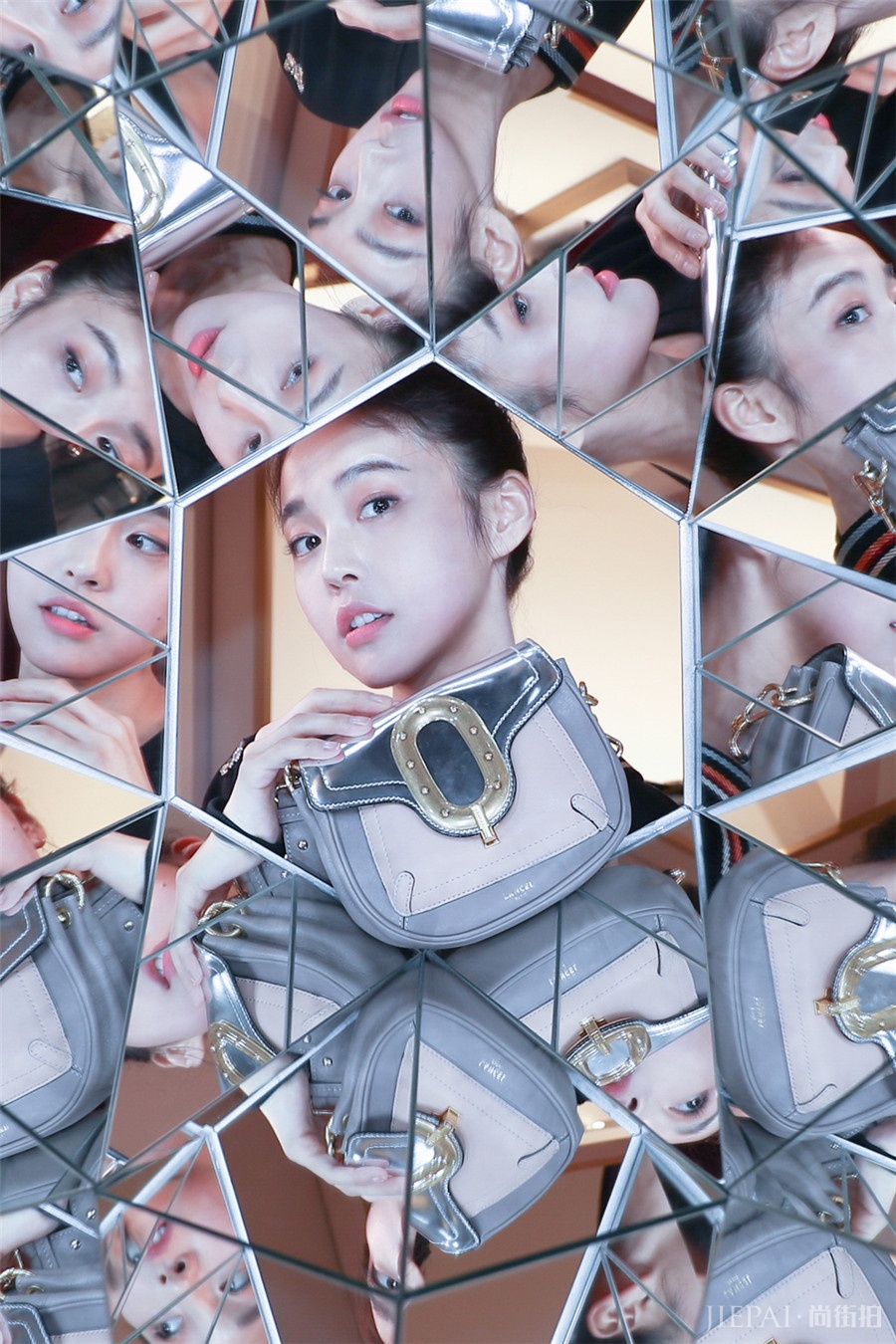 张佳宁甜美酷飒首次亮相巴黎时装周