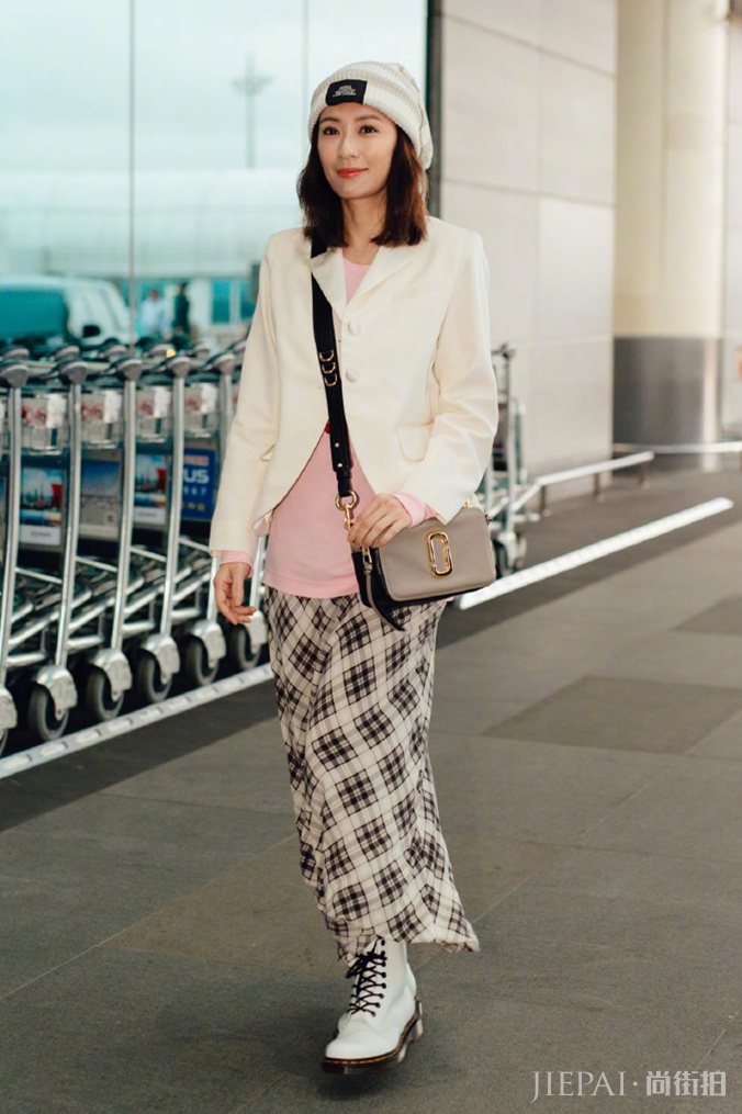 贾静雯穿格纹裙甜美清新，头戴针织帽嫩回20岁