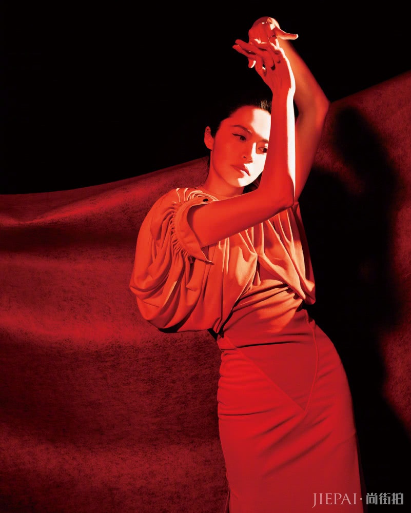 姚晨一身“火烈鸟”羽毛装时尚又美艳！